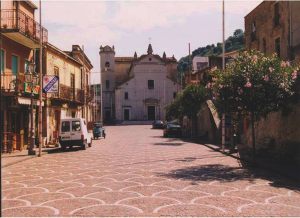 condrò-piazza-e-chiesa-madre
