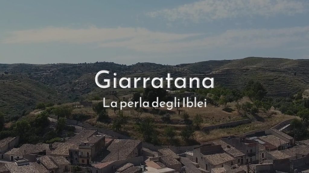 Il documentario è un racconto corale su Giarratana: storia, economia, società e cultura ma soprattutto progetti e prospettive per il futuro.