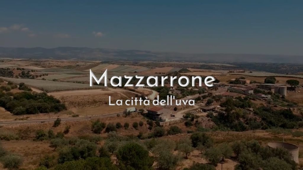 Il documentario è un racconto corale su Mazzarrone: storia, economia, società e cultura ma soprattutto progetti e prospettive per il futuro della città dell'uva.