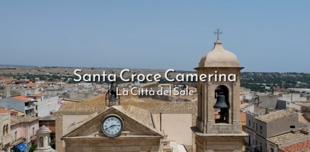 Il documentario è un racconto corale su Santa Croce Camerina: storia, economia, società e cultura ma soprattutto progetti e prospettive per il futuro della città del Sole.