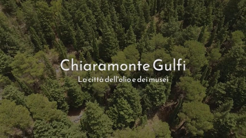 Il documentario è un racconto corale su Chiaramonte Gulfi: storia, economia, società e cultura ma soprattutto progetti e prospettive per il futuro della città dell'olio e dei Musei.