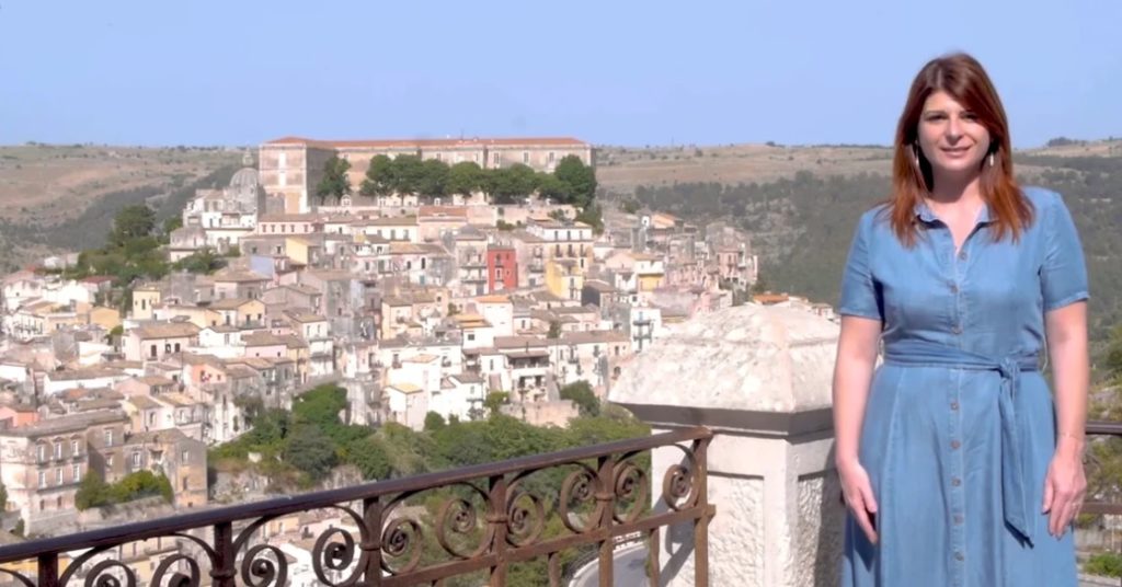 Il docufilm su Ragusa è la sintesi di un viaggio esplorativo che Alessandra Molinari insieme al regista di Rai Cinema Antonio Centomani e la troupe di ialmo.it hanno intrapreso con entusiasmo nel mese di giugno destreggiandosi fra tesori noti e luoghi da riscoprire, registrando i successi del territorio e le questioni in sospeso.