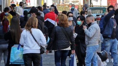 gente in giro con e senza mascherina