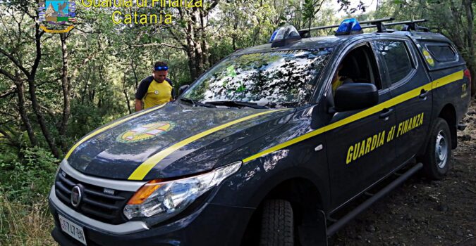 dispersi nel bosco dell'etna per cercare funghi