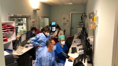 Nel reparto di Emodinamica dell’ospedale “Giovanni Paolo II” si sono conclusi i lavori per l’installazione e il collaudo della seconda sala angiografica. Uno spazio di ultima generazione allocato in maniera speculare a quella già esistente che risponde alle indicazioni delle più recenti linee guida sulla dotazione strutturale dell’Emodinamica e della Cardiologia Interventistica. Specie in epoca di emergenza come quella da Covid. Infatti, la dotazione di due sale consente, non solo la gestione in totale sicurezza dell’infarto miocardico acuto - in caso di guasto o occupazione contemporanea di una sala - è sempre disponibile la seconda, speculare, per una procedura, ma anche di non interrompere l’attività nel caso in cui sia stata eseguita una procedura ad un paziente Covid positivo. Inoltre, il pieno utilizzo della seconda consentirà di dedicare l’esistente sala pacemaker all’attività di Radiologia Interventistica per il trattamento delle patologie delle vie biliari o degli accessi vascolari nei pazienti in Emodialisi. «Ho visto nascere l’Emodinamica a Ragusa. Questo risultato è un tassello di grande importanza nella crescita e sviluppo dell’Interventistica Cardiovascolare nella provincia di Ragusa.» dichiara il dott. Antonino Nicosia – direttore dell’UOC Emodinamica -. «La nuova sala, tecnologicamente all’avanguardia, consentirà l’ottimizzazione dell’attività di Elettrofisiologia Interventistica provinciale. Un’azione che stiamo portando avanti in armonia con il direttore della Cardiologia di Modica. Un’altra attività è quella dell’Interventistica vascolare – che stiamo realizzando in stretta collaborazione con l’U.O.S. di Chirurgia vascolare. Lo scopo è quello di mettere in sicurezza assoluta la gestione delle emergenze cardiologiche e dell’infarto miocardico acuto in provincia». Dello stesso avviso è il direttore dell’UOC di Cardiologia di Modica, Sabrina Ficili – che aggiunge «Una sala di ultima generazione, permette di concentrare l’attività interventistica di elettrofisiologia ed è un grande passo avanti nella provincia di Ragusa. Abbiamo l’opportunità di operare in un ambiente dotato di tecnologie avanzate che consentono di mappare e trattare in maniera interventistica ogni tipo di aritmia»» «La possibilità, oggi, di trattare, nella nostra provincia, la patologia degli accessi vascolari dei pazienti in emodialisi con interventi endovascolari mirati, altamente specialistici, mediante un rapporto di collaborazione multidisciplinare nefro-radiologico, è di cruciale importanza. Questo permette di preservare il limitato e prezioso territorio vasale indispensabile per la loro stessa sopravvivenza emodialitica. Evitando i disagi legati alla “migrazione” extraterritoriale di questi pazienti “fragili”, afferma Walter Morale, responsabile della Nefrologia e Dialisi dell’ospedale “Maggiore” di Modica. «Un grande successo, frutto del rapporto di proficua cooperazione, basato sulla sinergia organizzativa non solo interaziendale ma anche interdisciplinare che si basa sull’avanzato supporto tecnologico dell’Emodinamica dell’ospedale “Giovanni Paolo II”, diretta dal dott. Antonino Nicosia.» Soddisfazione arriva dalla Direzione Generale per un grande passo avanti verso la costruzione di un polo di Interventistica Cardiovascolare e Radiologica. Certamente, si tratta di una nuova realtà che permetterà di accrescere la qualità dell’assistenza non solo per i pazienti ragusani ma anche da chi viene da fuori provincia.