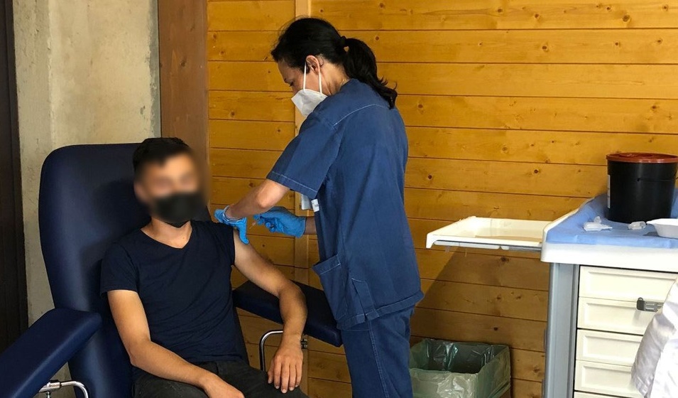 Vittoria - centro vaccinale - stranieri