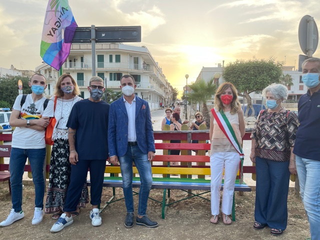 panchina arcobaleno - sampieri