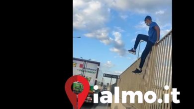 Incendio all'hotspot di Pozzallo e migranti in fuga