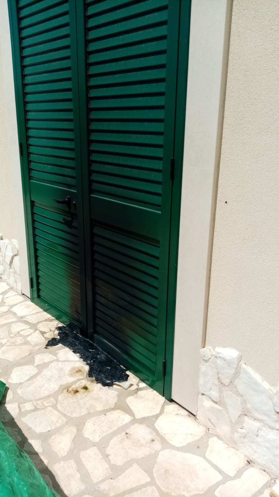 La porta di ingresso danneggiata